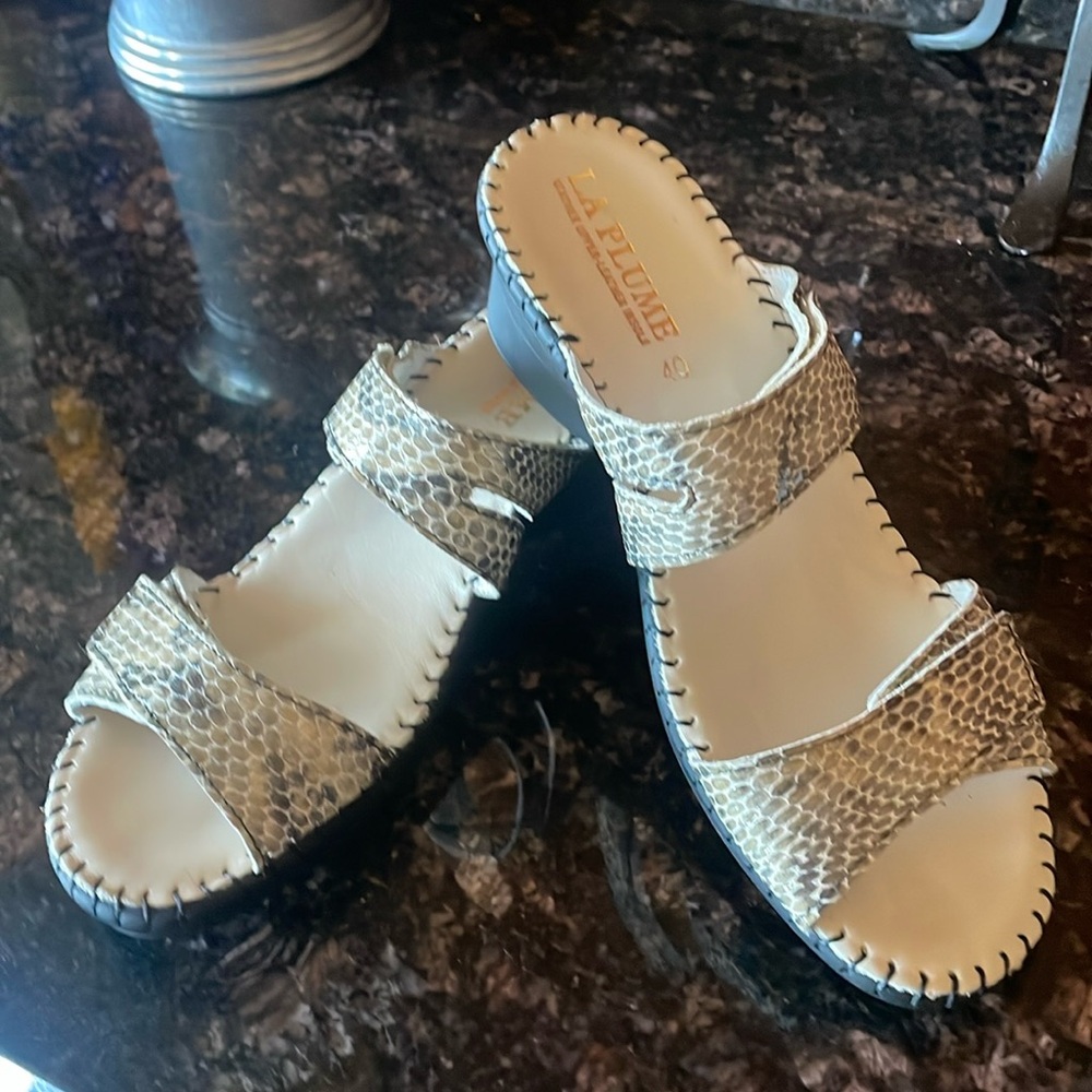 La Plume Mule like new condition. Size 40. 2 inch heel.